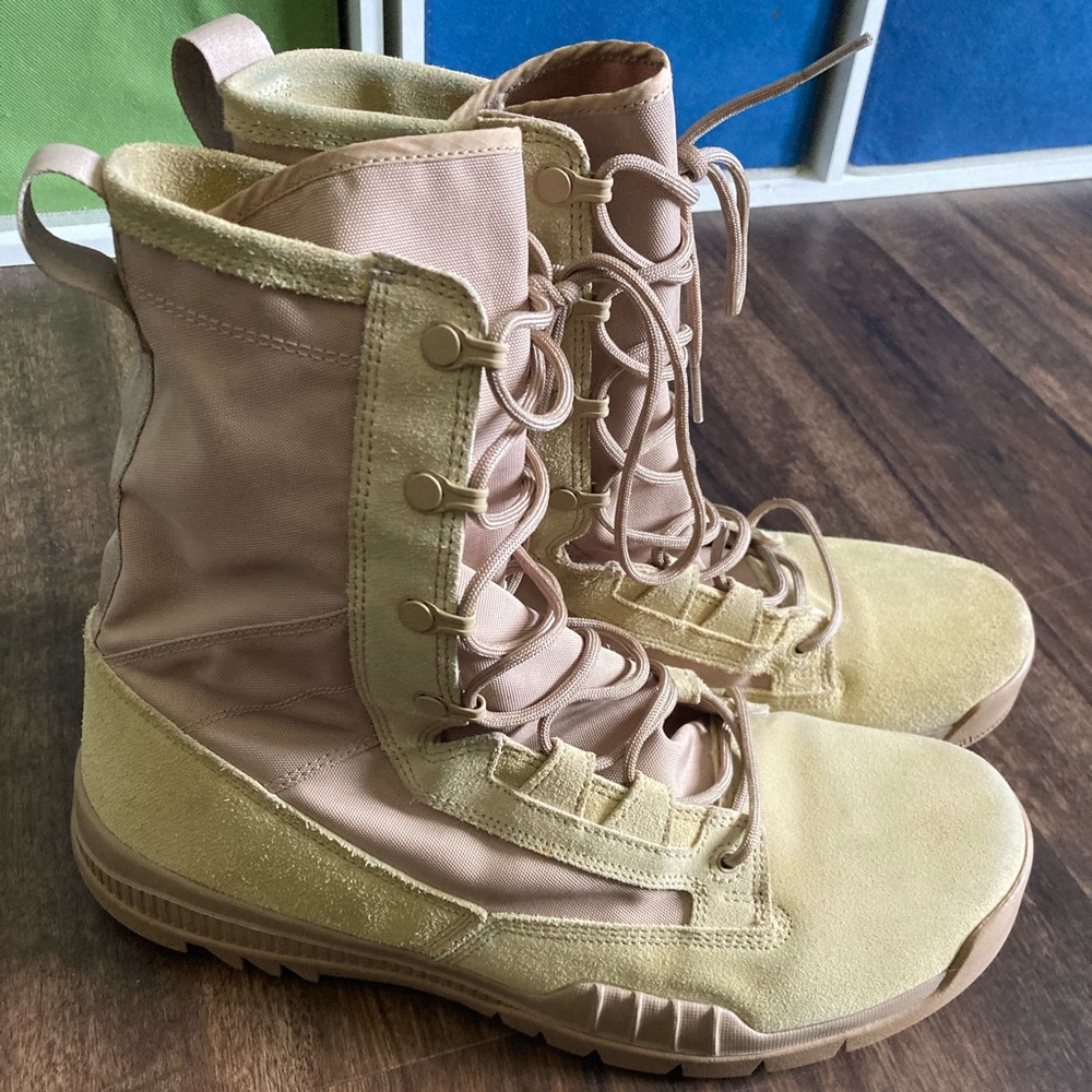 Nike Men’s SFB Field “8 Boot size 11.5